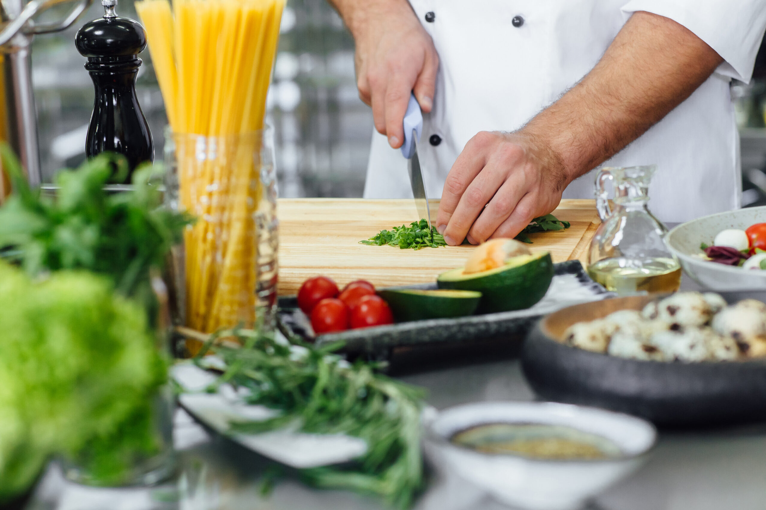 chef-cutting-vegetable-preparing-salade